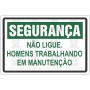 Não ligue. Homens trabalhando em manutenção 